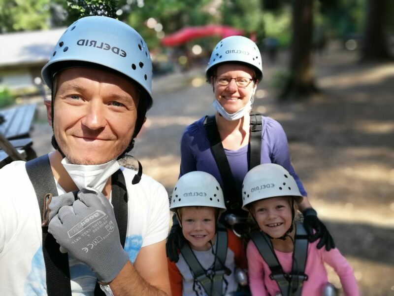 Familie mit Kletterausrüstung