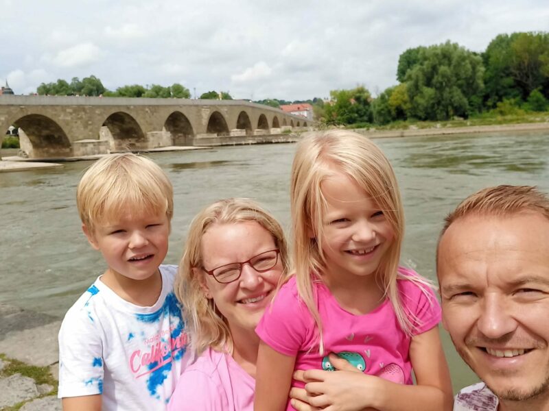 Familie Krebs vor der Steinernen Brücke