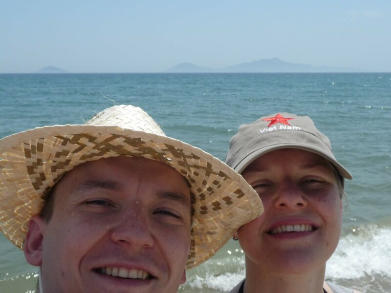 Wir am Meer in Vietnam