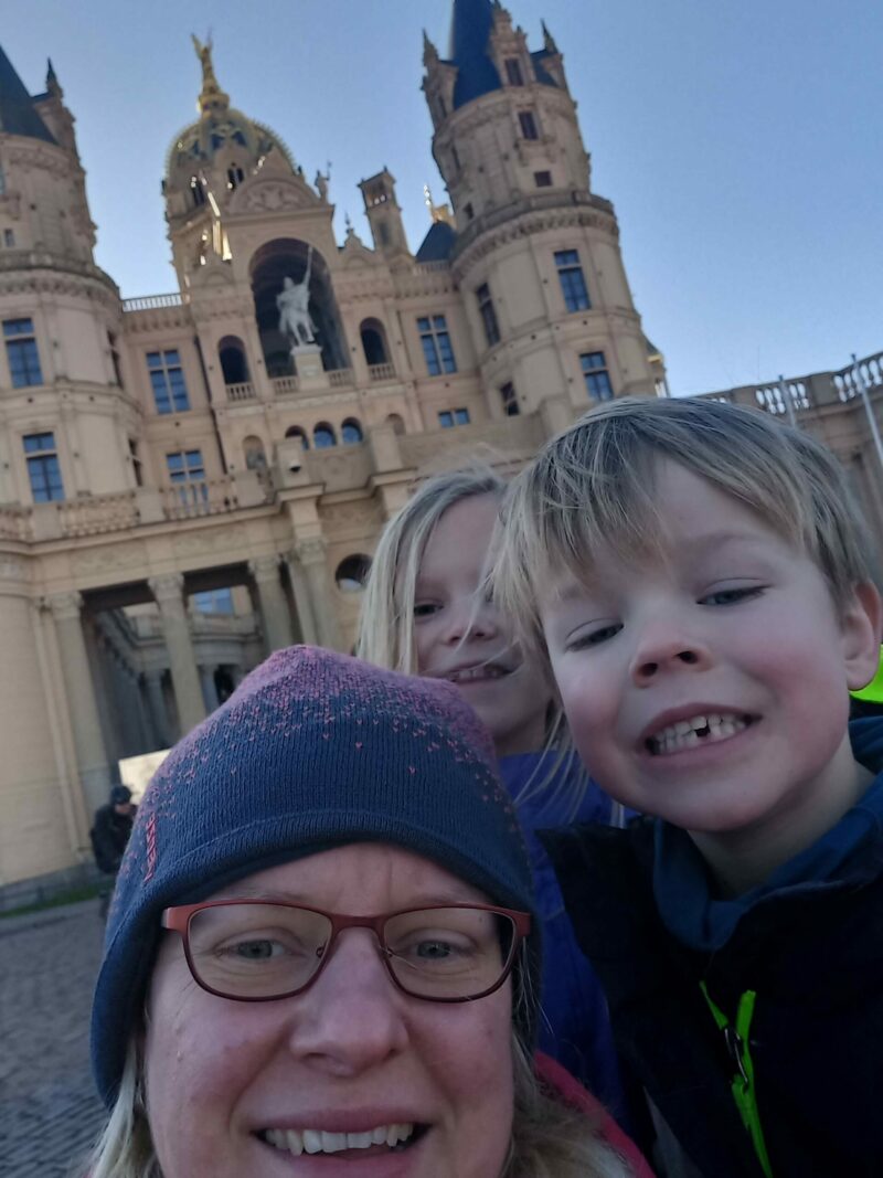 Jeannette & die Kinder vor dem Schweriner Schloss