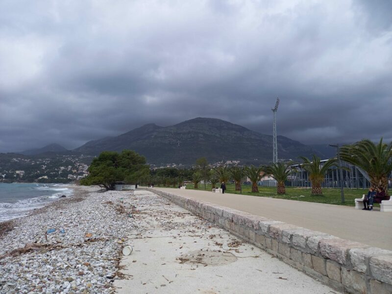 Bar_Blick auf die Promenade