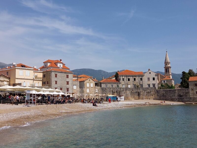 Budva, Blick auf Altstadt und davor liegende Restaurants