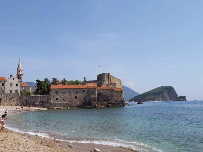 Budva, Blick auf Altstadt und Insel Sveti Nikola