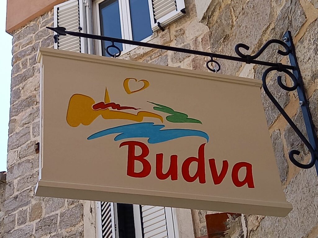 Budva Schild in der Altstadt
