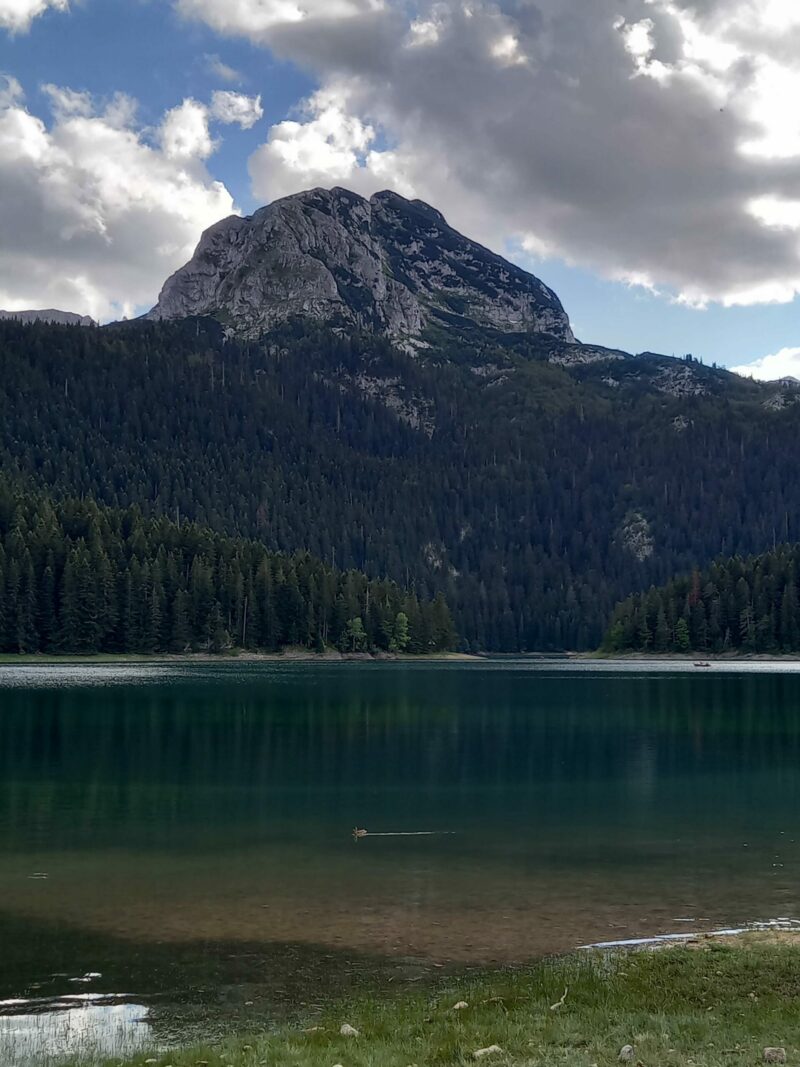 "Schwarzer See" vor Berg