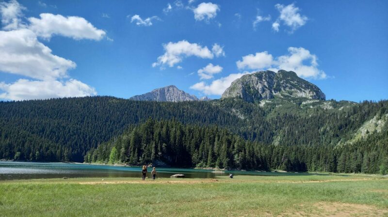 "Schwarzer See" vor Berg