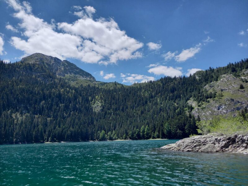 "Schwarzer See" vor Berg