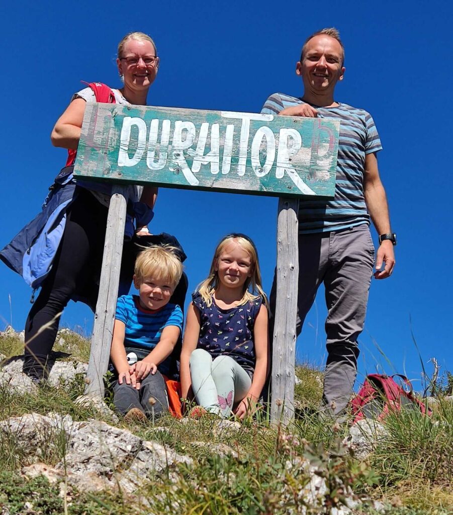 Familie Krebs vor Durmitor Schild